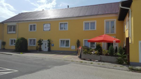 Гостиница Pension Haus Nova  Винер-Нойштадт